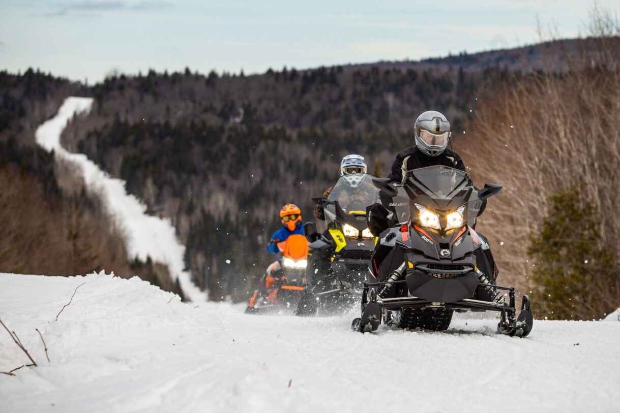 Motoneige sur les sentiers enneigés de Lanaudière et Mauricie