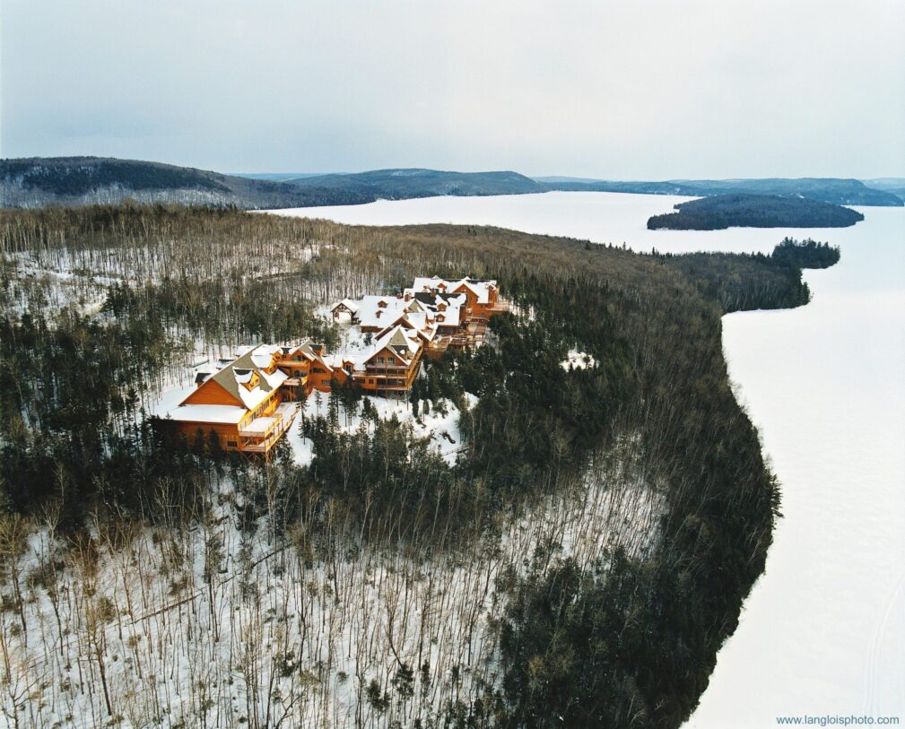 Vue en hiver de l'Hôtel Sacacomie en Mauricie