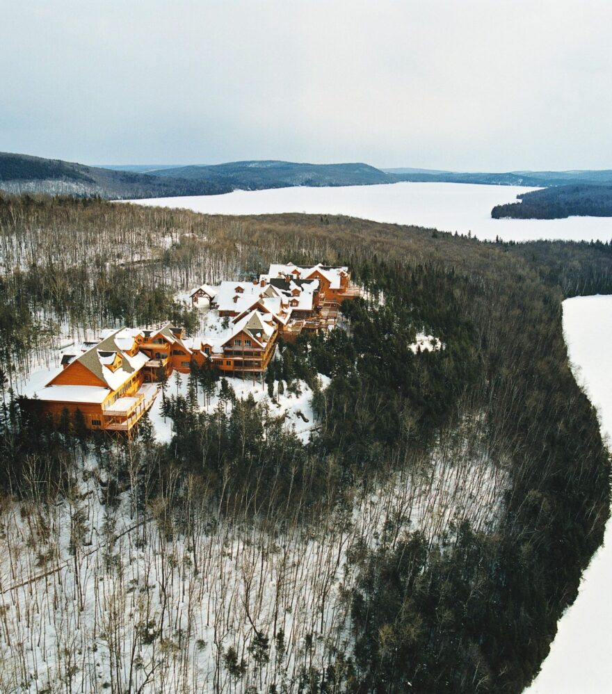 Vue en hiver de l'Hôtel Sacacomie en Mauricie