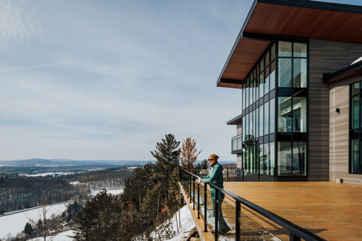 Vue de l'Auberge de la Montagne Coupée en hiver, dans Lanaudière