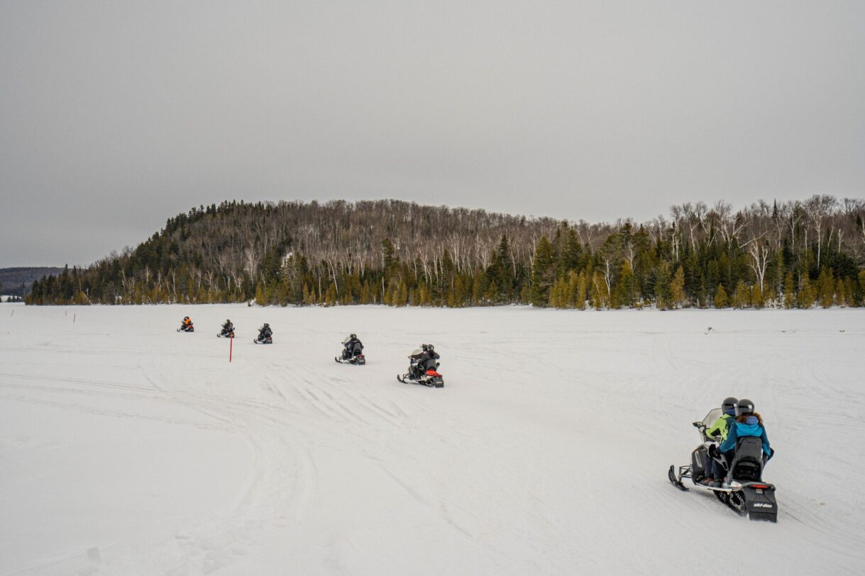 Motoneige à l'Auberge du Lac-à-l'Eau-Claire