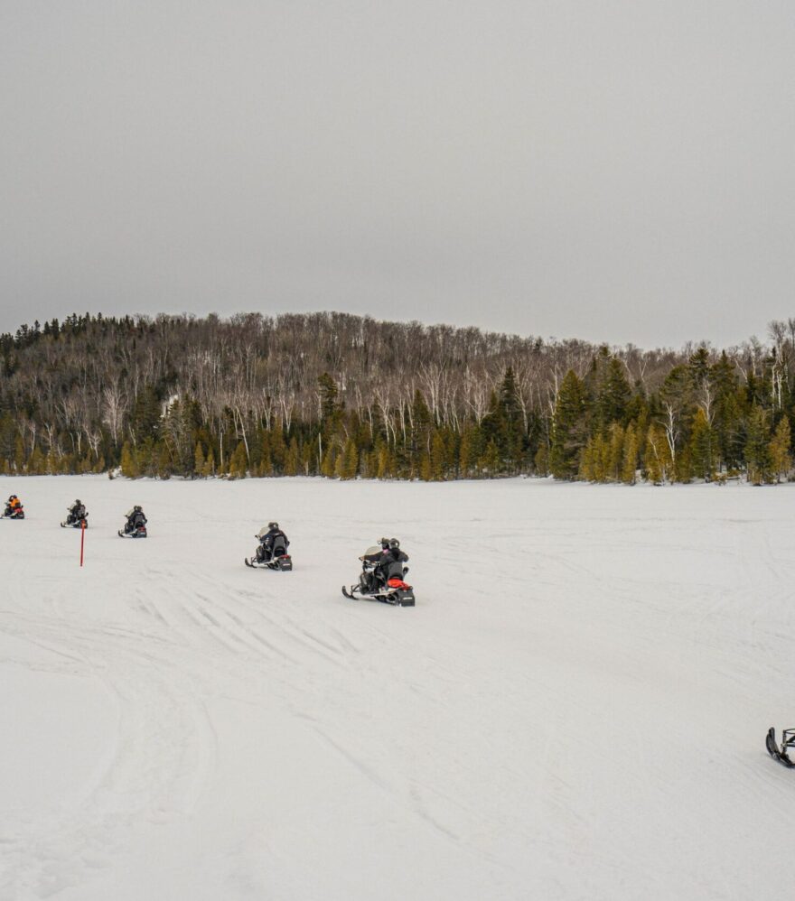 Motoneige à l'Auberge du Lac-à-l'Eau-Claire