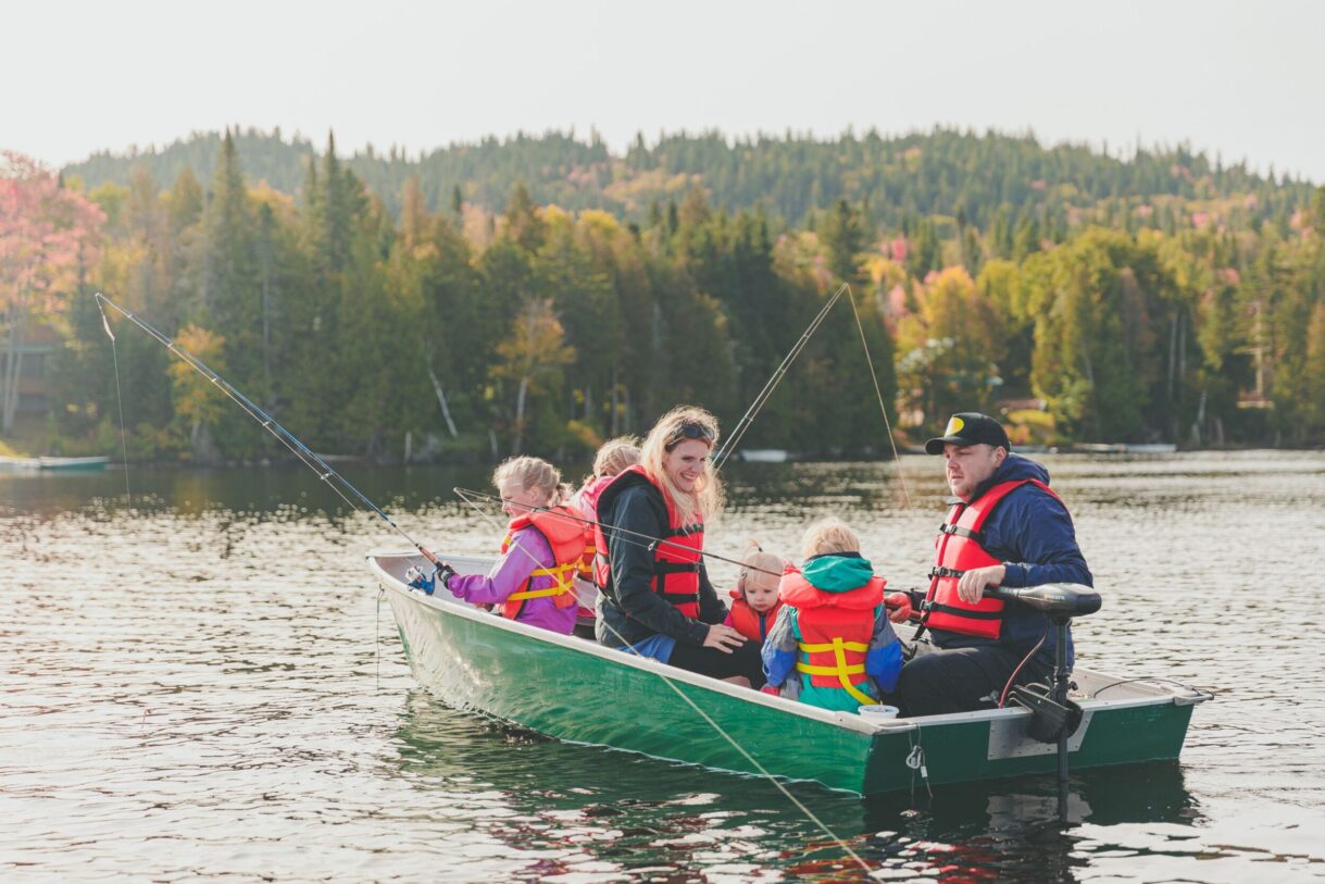 Pêche en famille à la Pourvoirie Domaine Bazinet dans Lanaudière