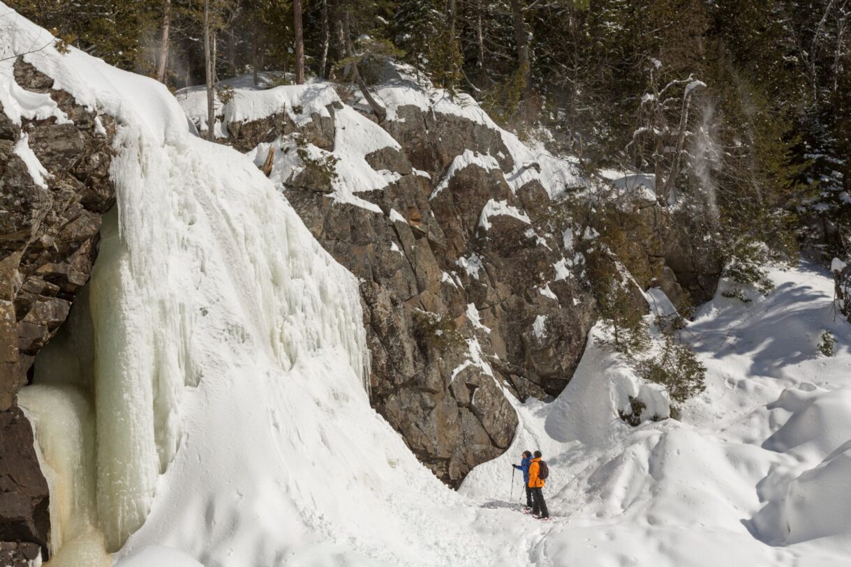 Paysage hivernale d'une chute gelée dans un parc au Québec