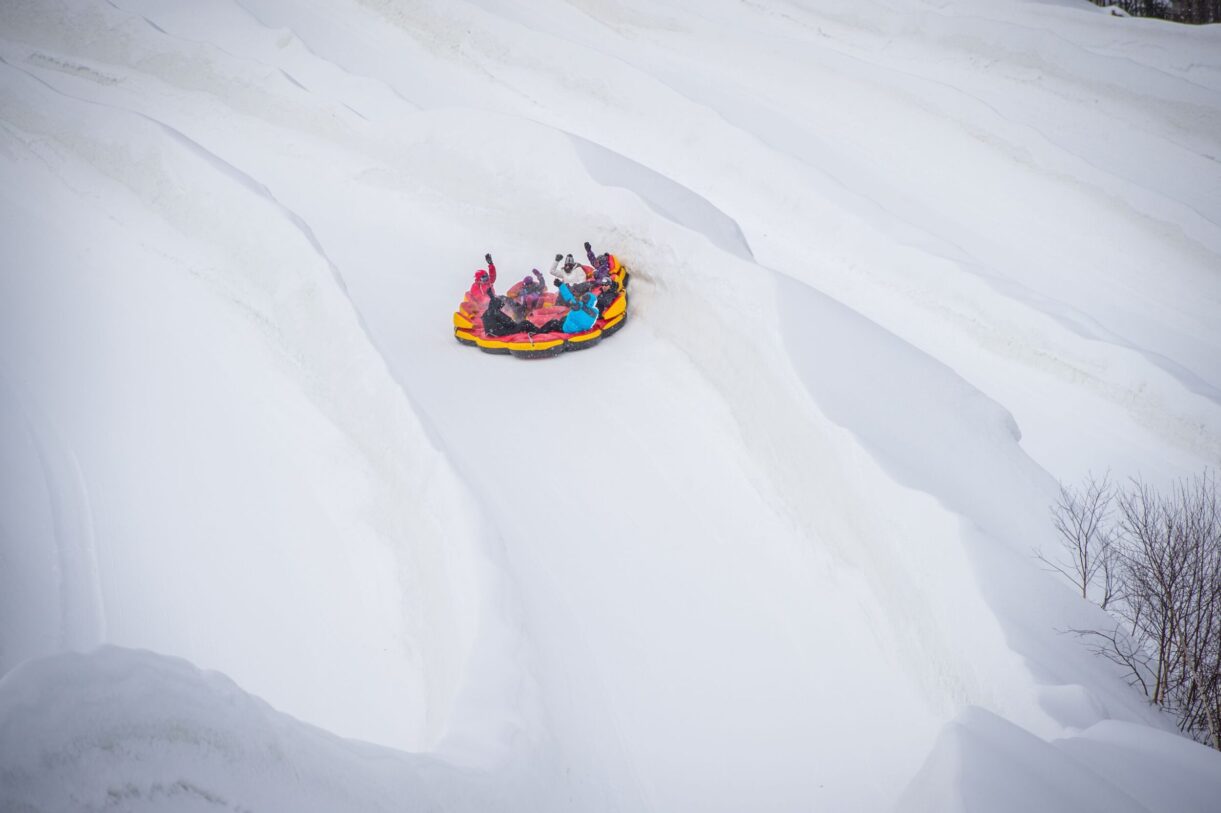 Plaisir pur en famille pendant une glissade sur tube, aux Super Glissades Matha au Québec