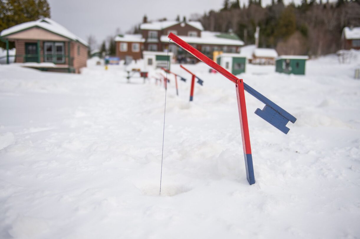 Brimbales pour la pêche blanche à la Pourvoirie Domaine Bazinet, dans Lanaudière