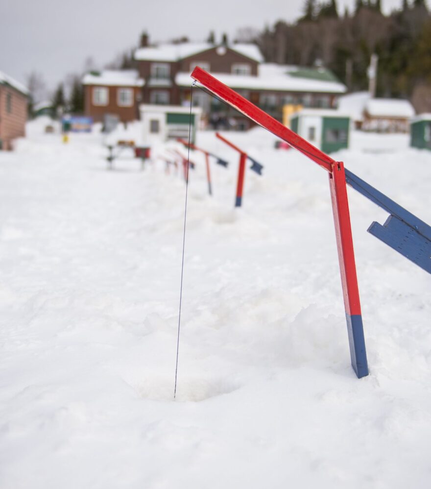 Brimbales pour la pêche blanche à la Pourvoirie Domaine Bazinet, dans Lanaudière