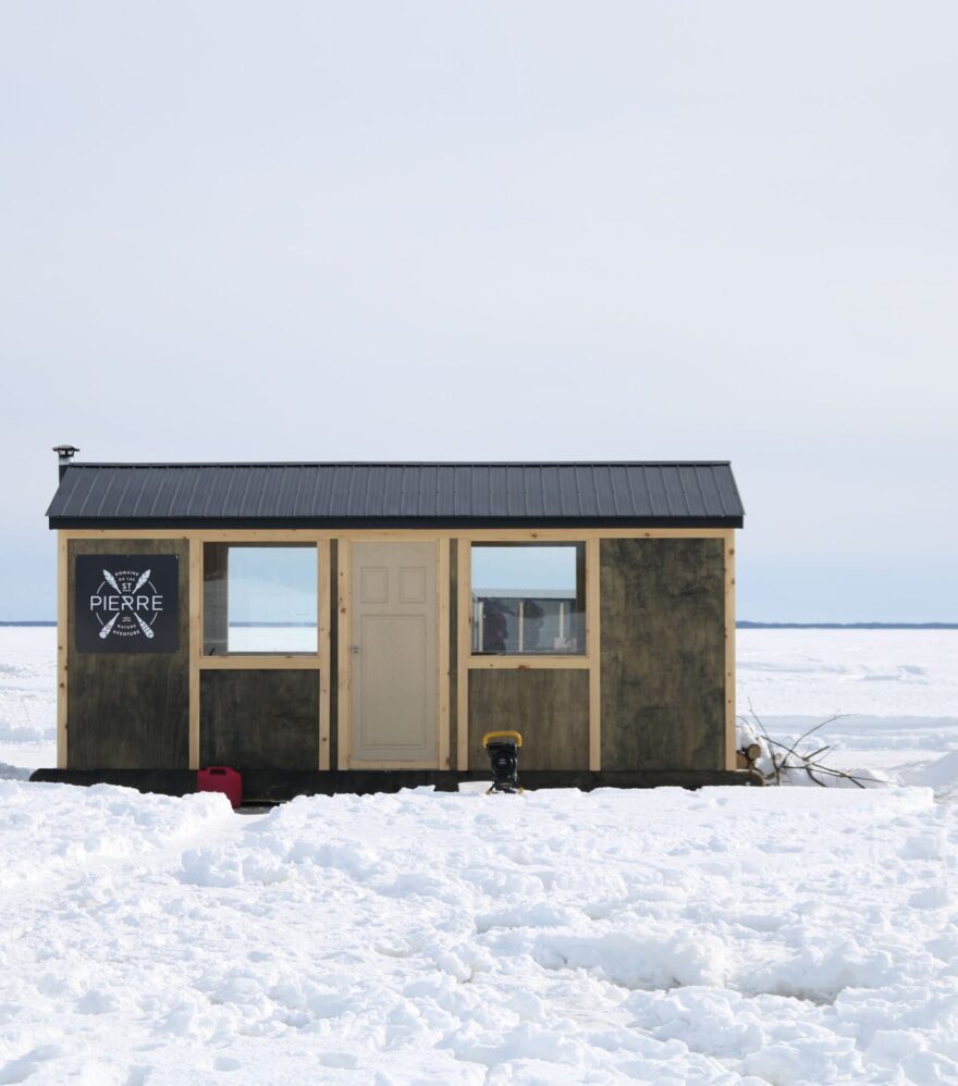Cabane pour la pêche blanche sur le lac Saint-Pierre, en Mauricie, au Québec