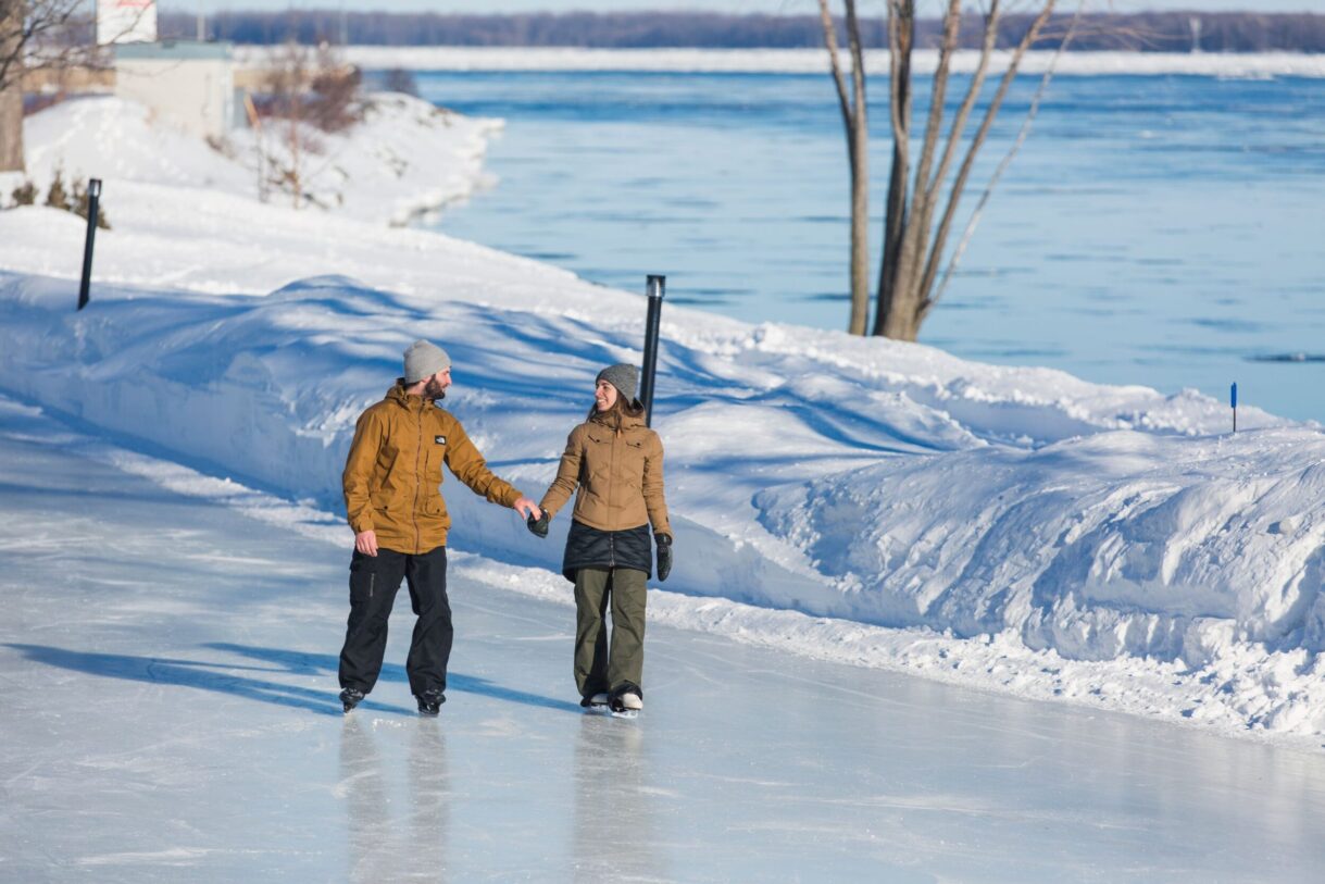 Deux patineurs à l'Île Saint-Quentin à Trois-Rivières