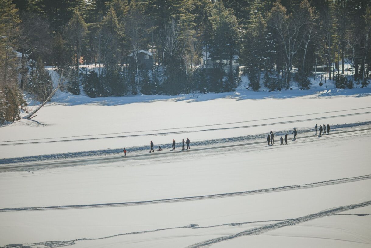 Le lac Rawdon se transforme en patinoire pendant l'hiver
