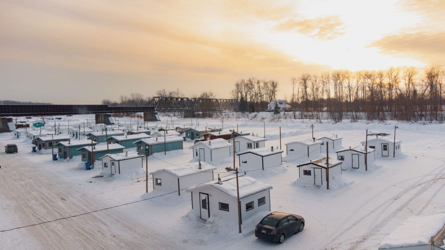 Pêche blanche au petits poissons des chenaux, en Mauricie, au Québec.