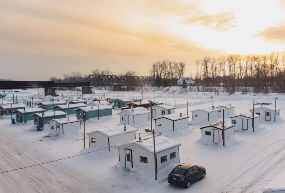 Pêche blanche au petits poissons des chenaux, en Mauricie, au Québec.