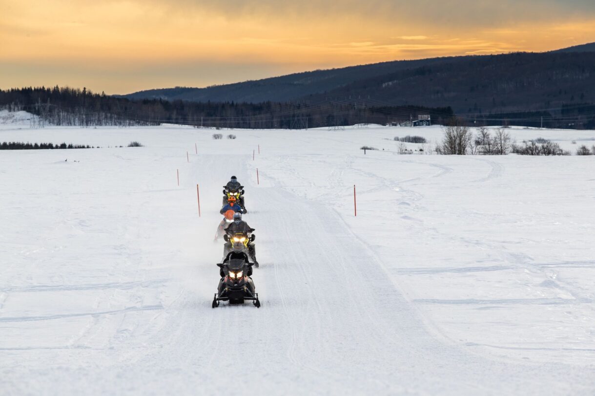 Motoneige au Québec pendant le coucher de soleil