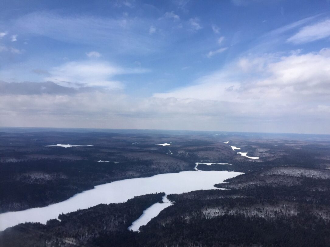 Survol en hiver des paysages blanc du Québec