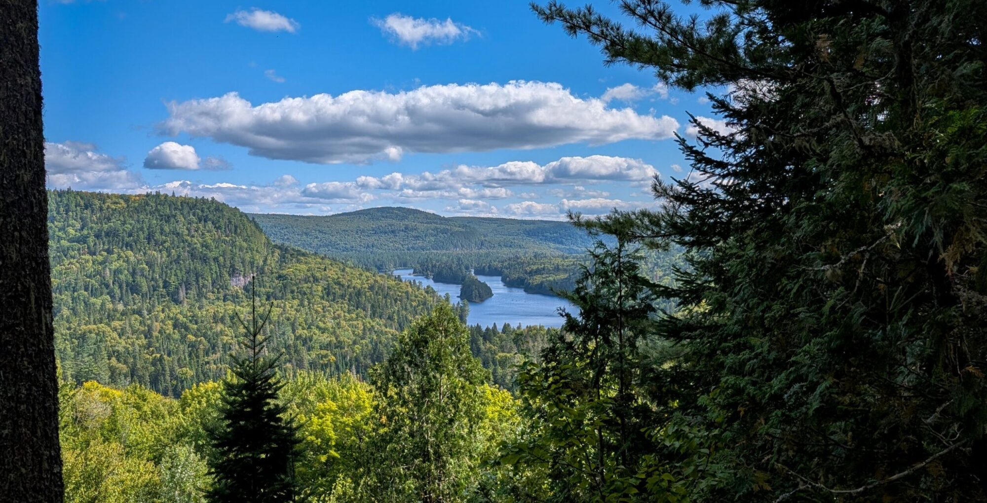 Belvédère sur le sentier vers les chutes Waber au parc national de la Mauricie